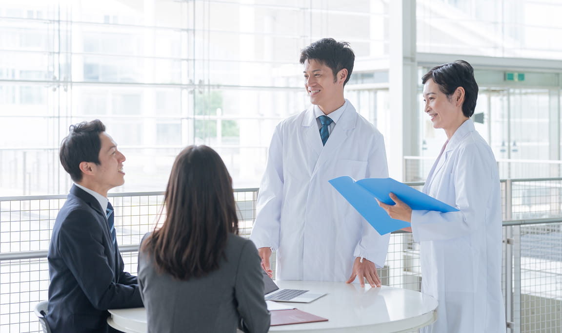 研究者とスタッフが打ち合わせを行い、課題や解決策について意見交換している様子