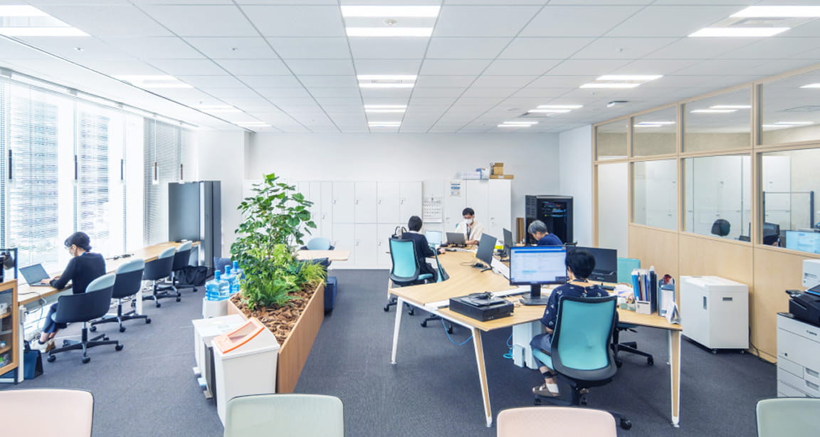 DNAチップ研究所のオフィス風景。受託解析・診断事業・研究開発に取り組むスタッフが働く明るいワークスペース