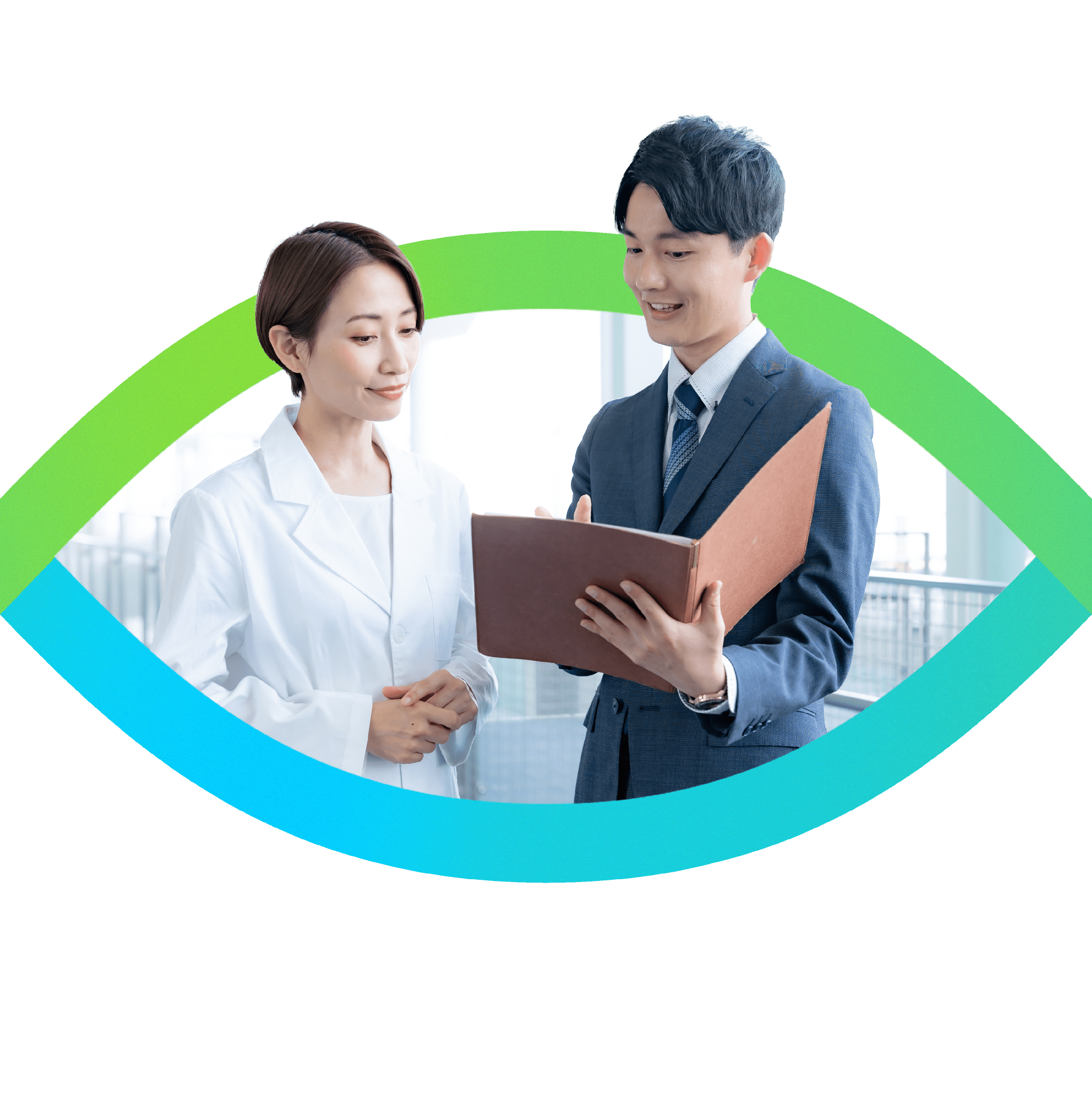 スーツ姿の男性と白衣の女性が資料を見ながら相談する様子。